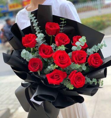 玫瑰的寓意与象征——深入解读11朵玫瑰花的意义（用玫瑰传递的情感和情感的多样性）