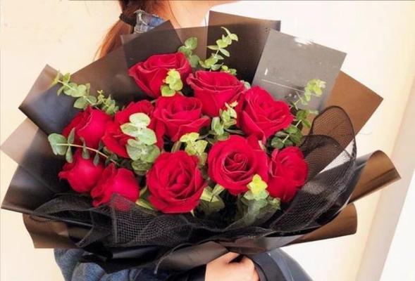 男人送玫瑰花的含义是什么？代表什么情感？