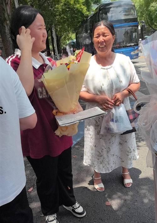 婆婆接手捧花有什么意义？手捧花传递给婆婆的含义是什么？