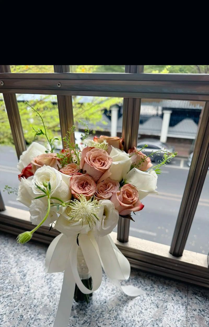 玫瑰花绣球手捧花代表了什么？