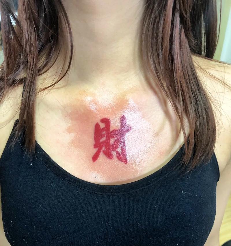 胸前纹身的花代表什么好运？