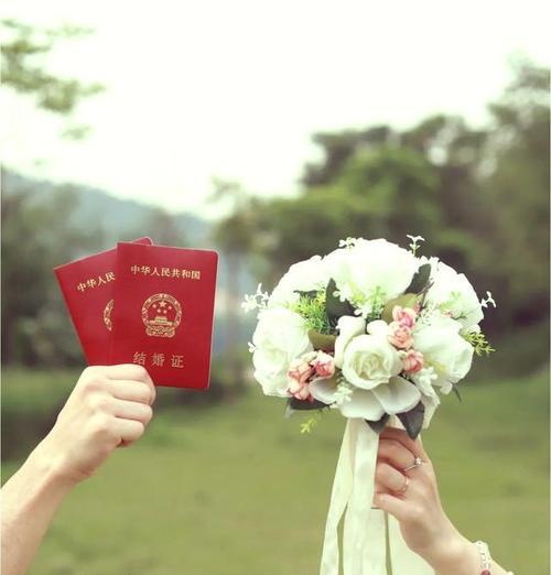 伴娘伴郎手捧花的寓意是什么？它们在婚礼中有何特别含义？