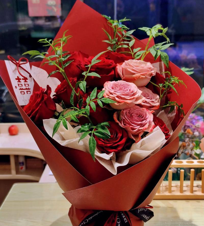 蓝色红色手捧花的寓意是什么？