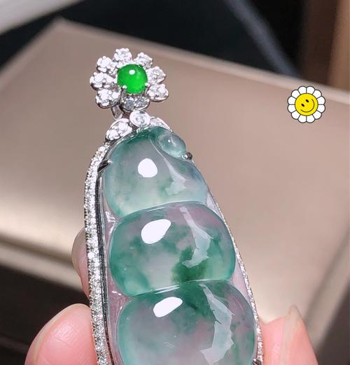 翡翠飘色飘花的寓意是什么？它象征着什么？