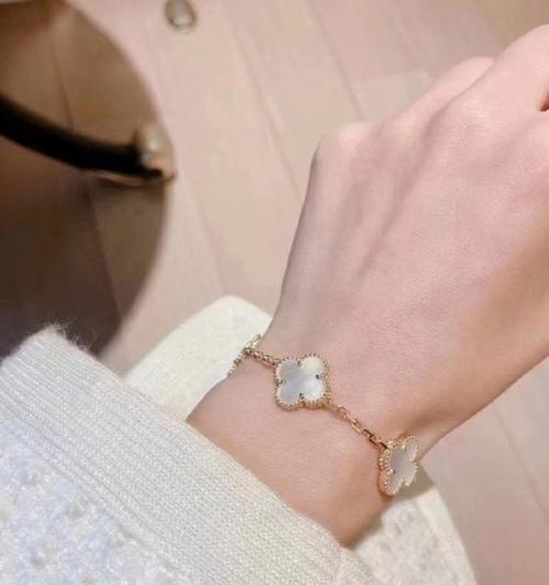白色花手链的寓意是什么？佩戴白色花手链有何特别含义？