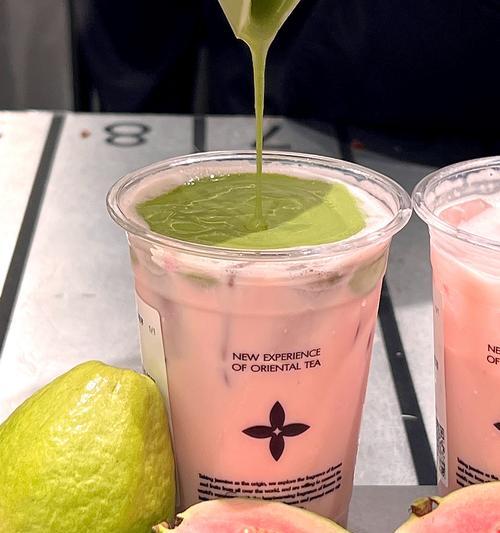 白杯配粉色花的寓意是什么？粉色花在白杯中的象征意义？