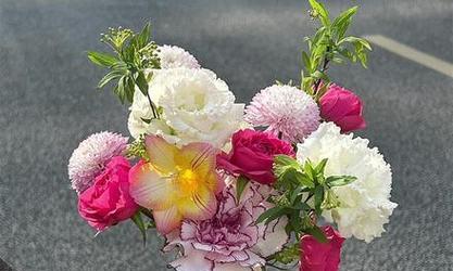 手捧花为何象征悲伤？花语中有哪些悲伤的含义？