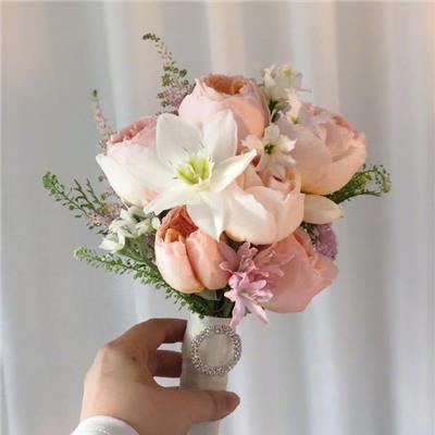 婚礼手捧花的寓意是什么？如何选择完美的手捧花？