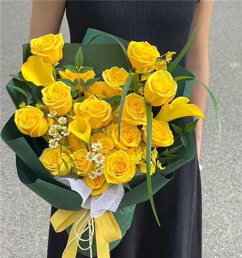 粉黄玫瑰花束的花语与美好寓意（粉黄玫瑰花束的深意与传达爱意的方式）